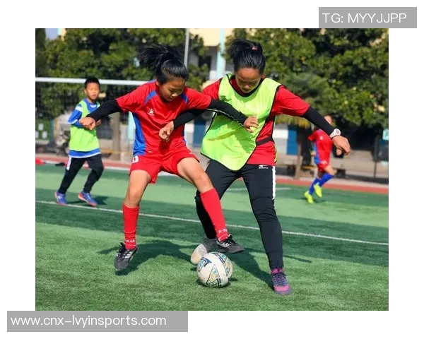女孩子踢足球的魅力与挑战探索她们在运动场上的自信与坚持